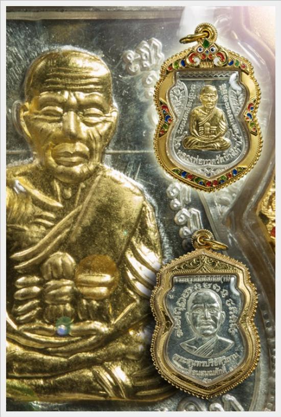 เหรียญเลื่อนสมณศักดิ์หลวงปู่ทวดปี๔๙-๕๓ เนื้อเงินหน้ากากทองคำ 